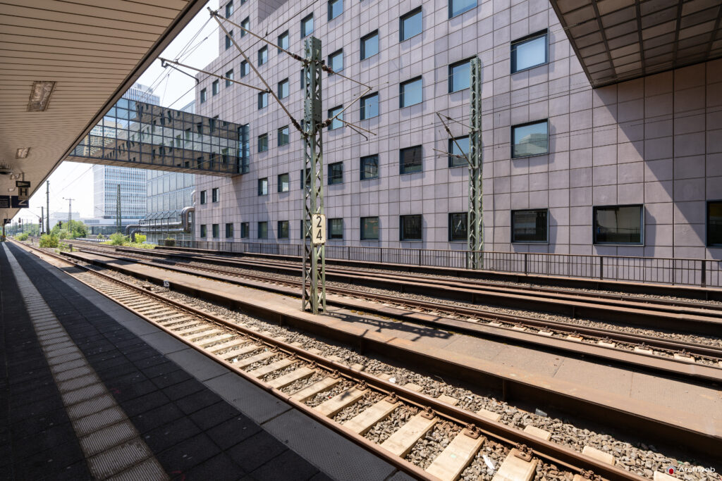 Il Masse Torhaus, grattacielo nel quartiere fieristico Francoforte, progettato da Oswald Mathias Ungers - Fotografie © Archweb.com