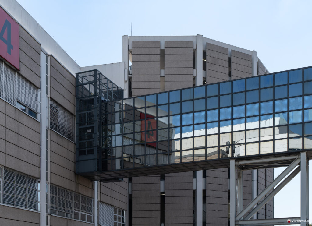 Il Masse Torhaus, grattacielo nel quartiere fieristico Francoforte, progettato da Oswald Mathias Ungers - Fotografie © Archweb.com