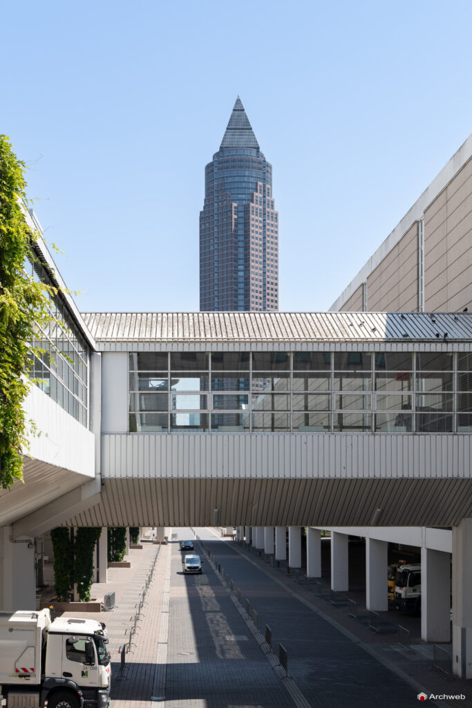Il Masse Torhaus, grattacielo nel quartiere fieristico Francoforte, progettato da Oswald Mathias Ungers - Fotografie © Archweb.com