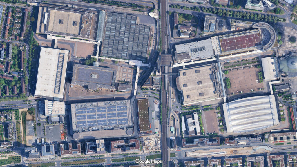 Il Masse Torhaus, grattacielo nel quartiere fieristico Francoforte, progettato da Oswald Mathias Ungers - Fotografie © Google Maps