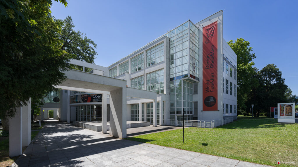 Ingresso del Museum Angewandte Kunst (MAK) dal lungofiume di Francoforte 