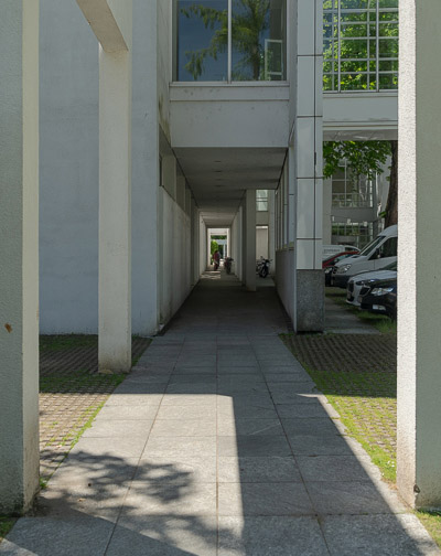 Il percorso pedonale che attraversa il Museum Angewandte Kunst (MAK) di Francoforte