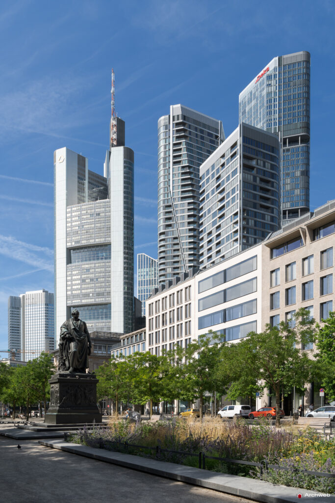 La Commerzbank Tower e il complesso "Four Frankfurt" visti dalla Goetheplatz di Francoforte; in basso a sinistra la statua monumentale di Goethe al centro della piazza - Fotografie © Archweb.com