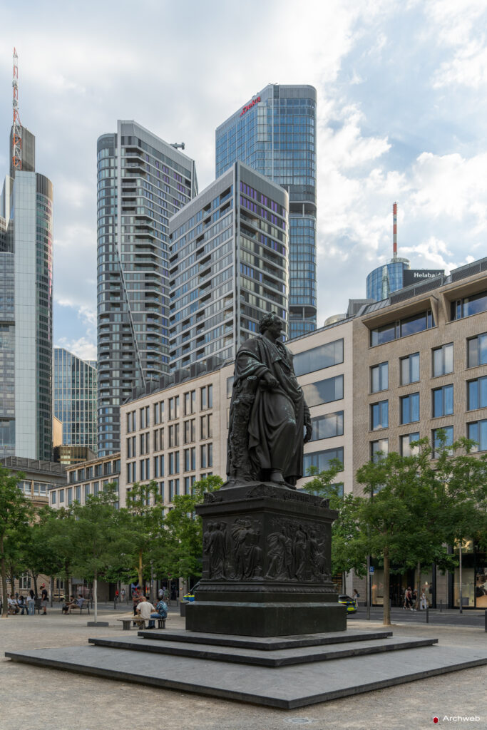 Il complesso "Four Frankfurt" visti dalla Goetheplatz di Francoforte; in primo piano la statua monumentale di Goethe al centro della piazza - Fotografie © Archweb.com