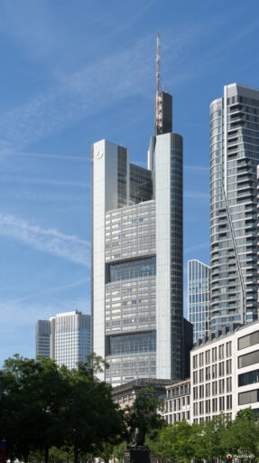 La Commerzbank Tower vista dalla Goetheplatz di Francoforte - Fotografie © Archweb.com