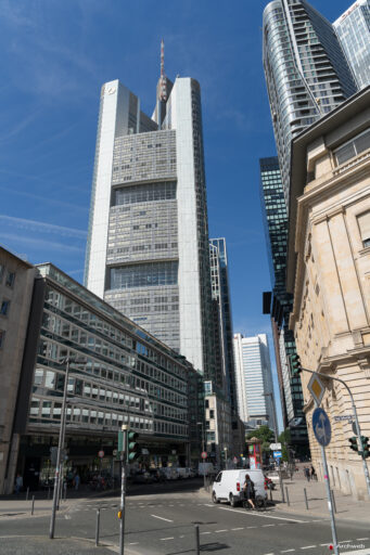 La Commerzbank Tower; alla sua sinistra il complesso "Four Frankfurt" e sullo sfondo la Silbertraum - Fotografie © Archweb.com