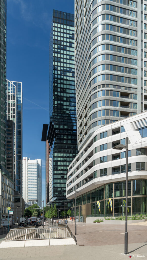 Accesso al complesso "Four Frankfurt"; sullo sfondo i grattacieli Omniturm e Silberturm - Fotografie © Archweb.com