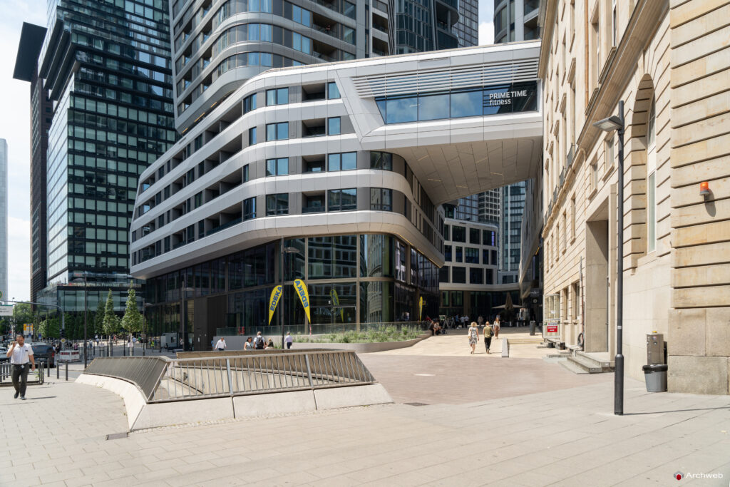 Accesso al complesso "Four Frankfurt"; sullo sfondo il grattacielo Omniturm - Fotografie © Archweb.com