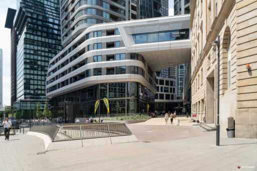 Accesso al complesso "Four Frankfurt"; sullo sfondo il grattacielo Omniturm - Fotografie © Archweb.com