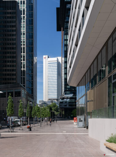 Il grattacielo Silbertrum visto dal centro finanziario di Francoforte - Fotografie © Archweb.com