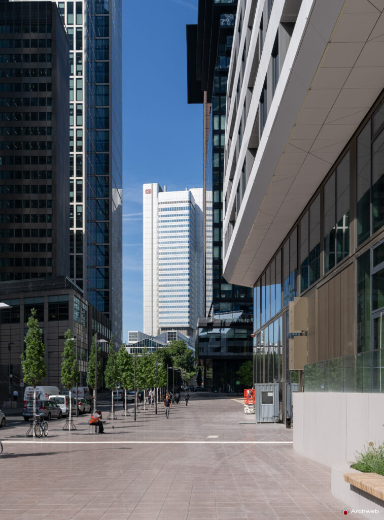 Il grattacielo Silbertrum visto dal centro finanziario di Francoforte - Fotografie © Archweb.com
