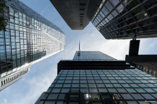 I grattacieli del centro di Francoforte visti dalla Neue Schlesingergasse; sulla sinistra una delle torri del "Four Frankfurt"; in basso l'Omniturm - Fotografie © Archweb.com