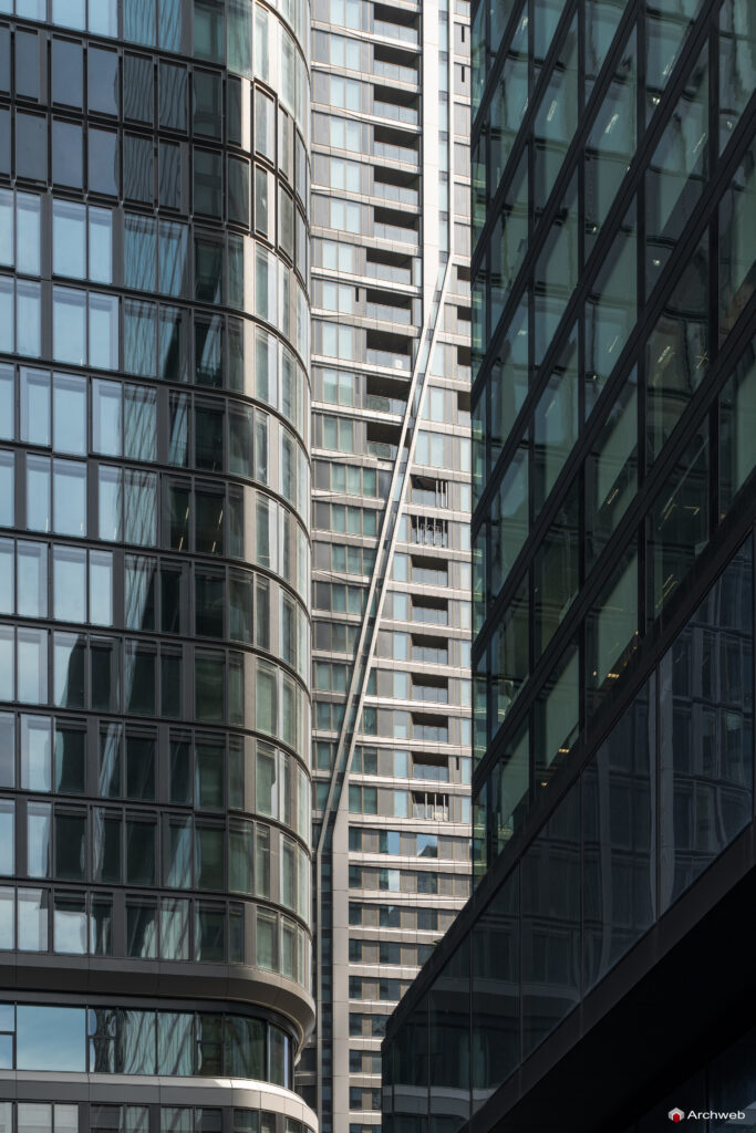 Grattacieli nel centro di Francoforte; al centro e a sinistra due delle torri del "Four Frankfurt"; sulla destra il grattacielo Omniturm - Fotografie © Archweb.com