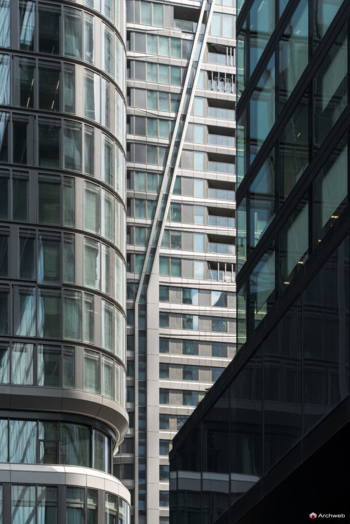 Grattacieli nel centro di Francoforte; al centro e a sinistra due delle torri del "Four Frankfurt"; sulla destra il grattacielo Omniturm - Fotografie © Archweb.com