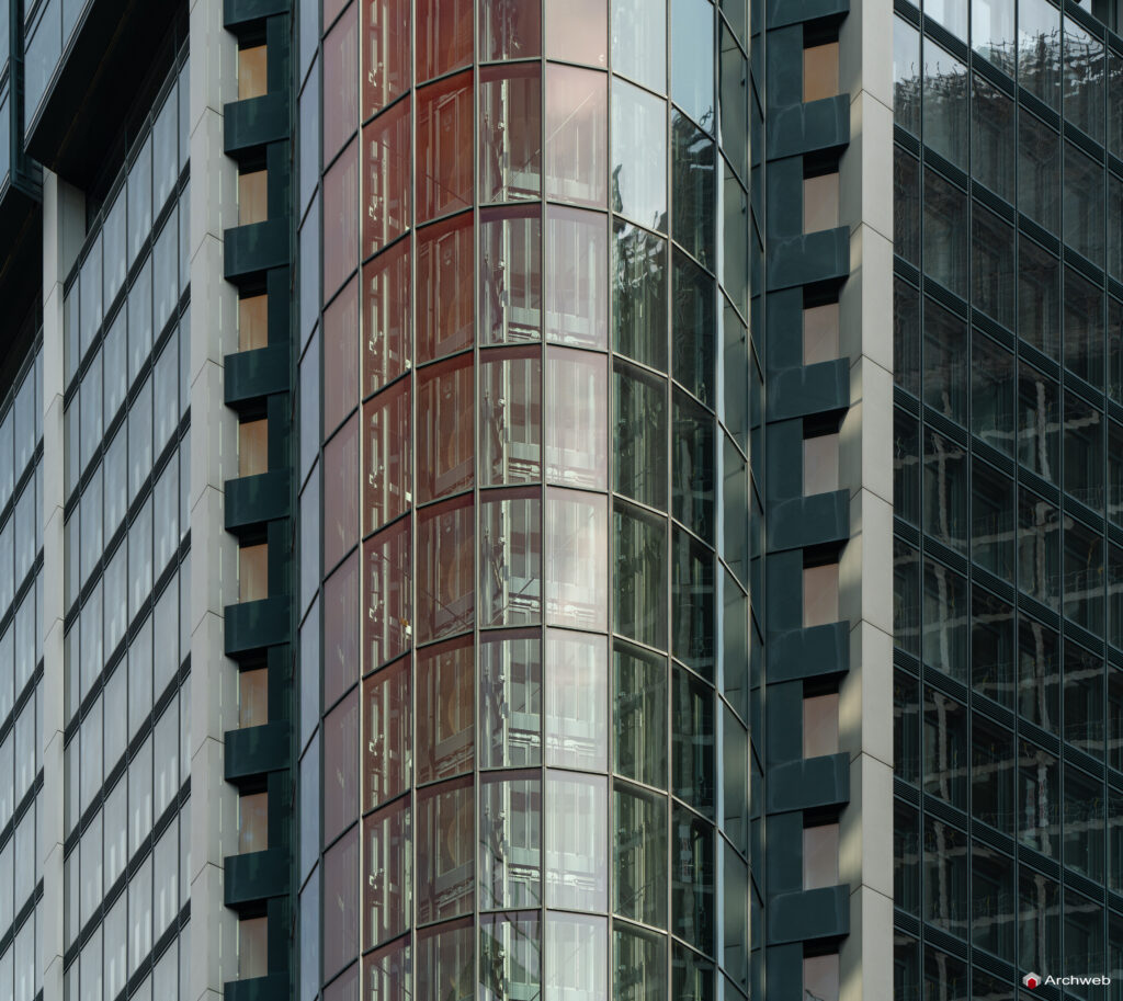 Dettaglio delle superfici vetrate e del corpo ascensore del grattacielo Eurotheum a Francoforte - Fotografie © Archweb.com