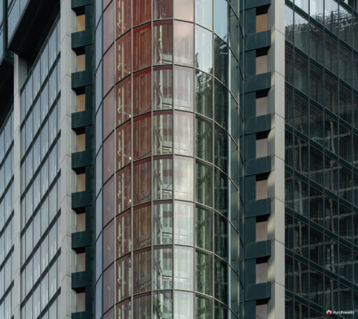 Dettaglio delle superfici vetrate e del corpo ascensore del grattacielo Eurotheum a Francoforte - Fotografie © Archweb.com