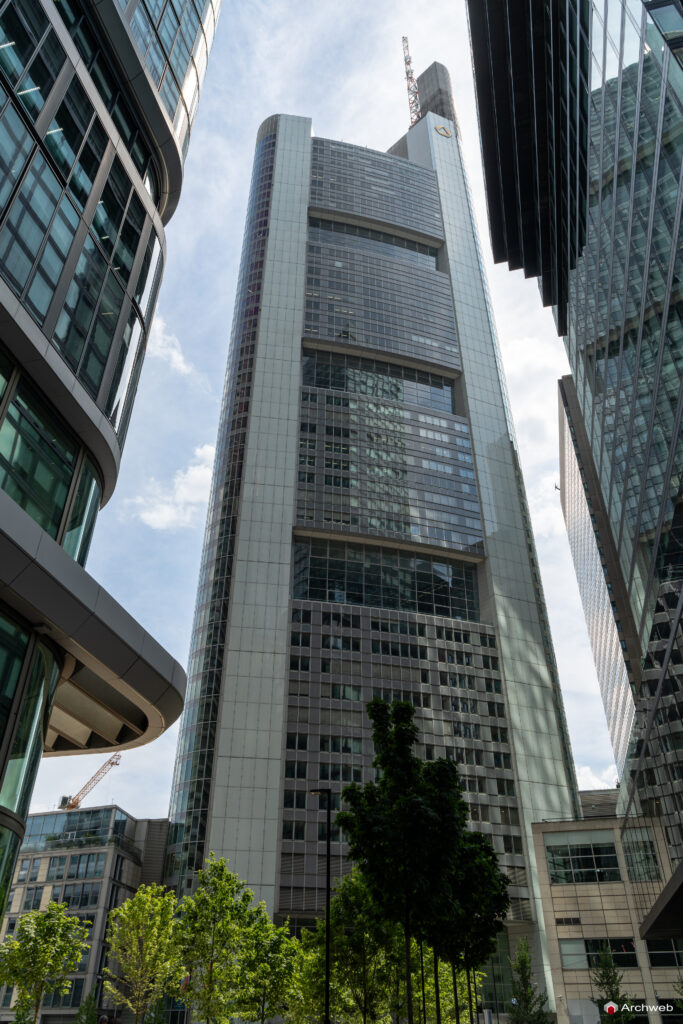 La Commerzbank Tower vista dalla Neue Schlesingergasse; sulla sinistra una delle torri del "Four Frankfurt"; sulla destra il grattacielo "Omniturm" - Fotografie © Archweb.com