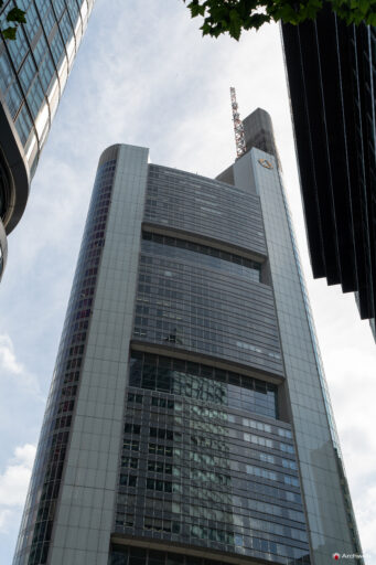 La Commerzbank Tower vista dalla Neue Schlesingergasse; sulla sinistra una delle torri del "Four Frankfurt"; sulla destra il grattacielo "Omniturm" - Fotografie © Archweb.com