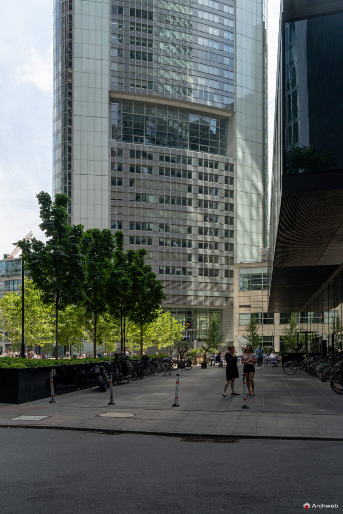 La Commerzbank Tower vista dalla Neue Schlesingergasse; sulla destra la base del grattacielo "Omniturm" - Fotografie © Archweb.com