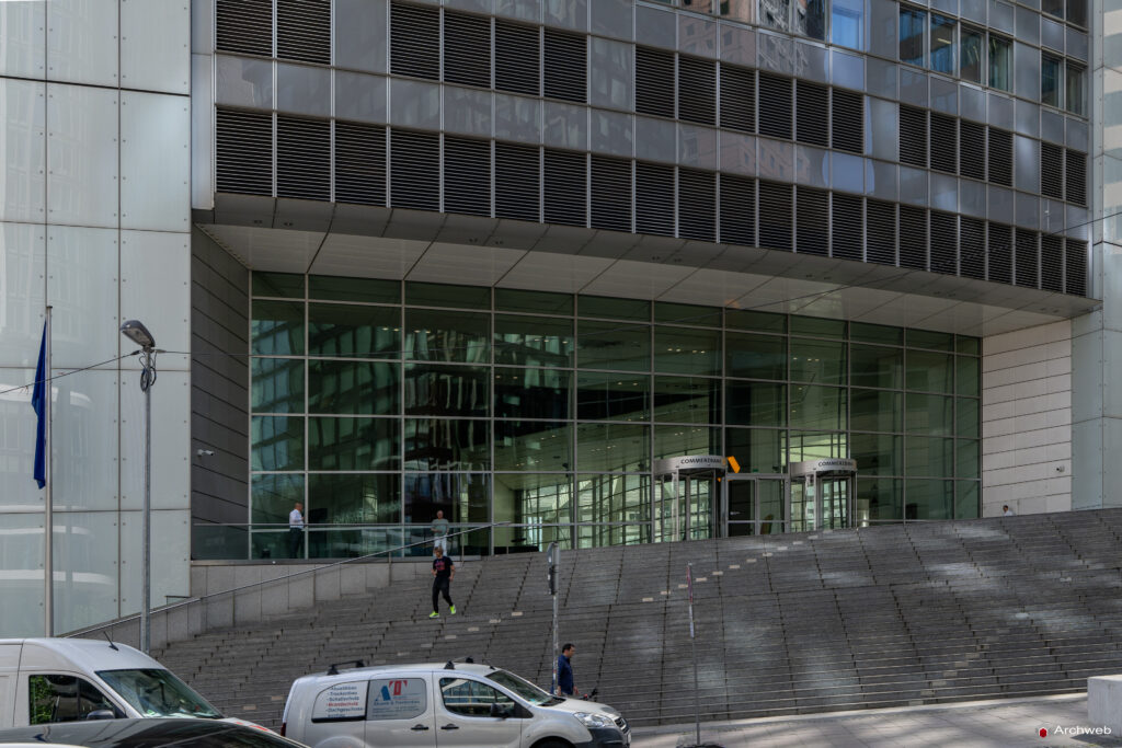 Ingresso della Commerzbank Tower sulla Große Gallustraße di Francoforte - Fotografie © Archweb.com