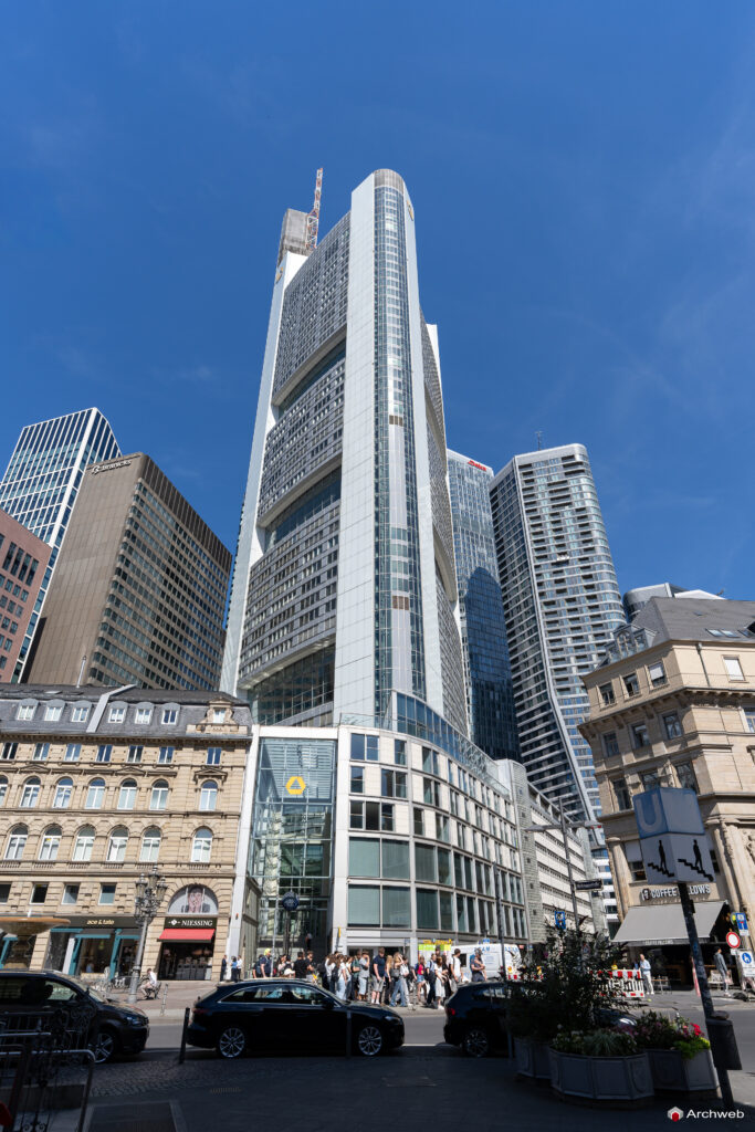 La Commerzbank Tower visto dalla Kaiserplatz di Francoforte - Fotografie © Archweb.com