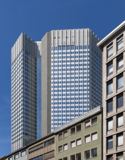 L'Eurotower vista dalla Kaiserplatz di Francoforte - Fotografie © Archweb.com