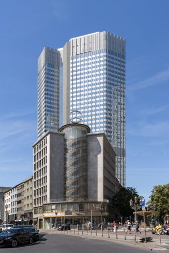 L'Eurotower vista dalla Kaiserplatz di Francoforte; in primo piano l'ex showroom Mercedes Benz - Fotografie © Archweb.com