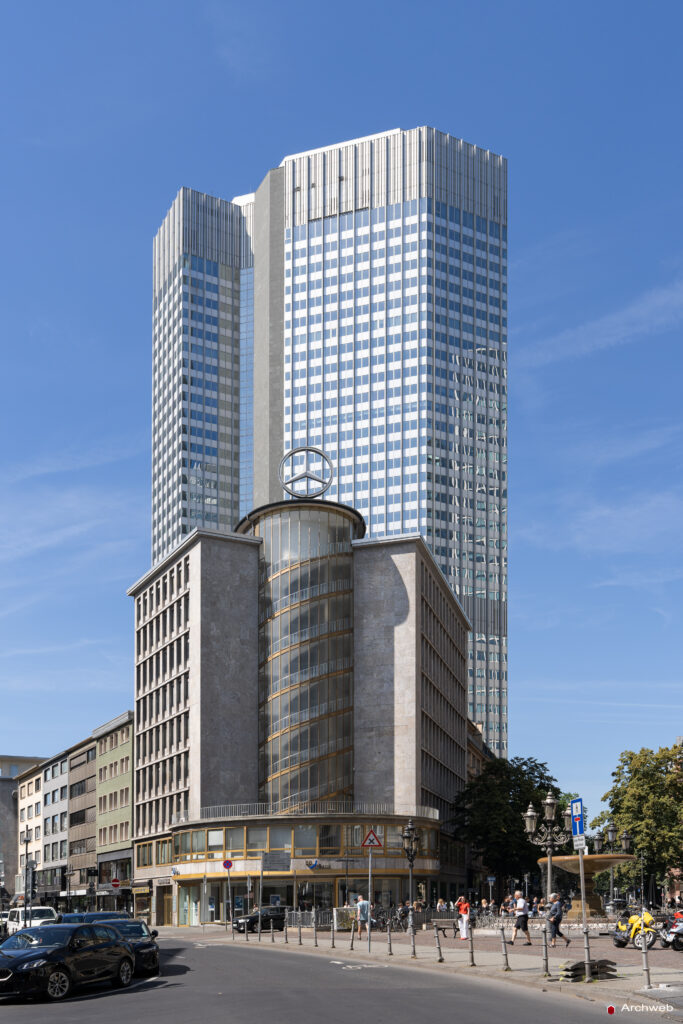 L'Eurotower vista dalla Kaiserplatz di Francoforte; in primo piano l'ex showroom Mercedes Benz - Fotografie © Archweb.com