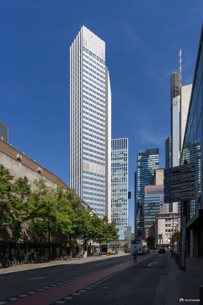 Vista laterale dell'Eurotower vista dalla Neue Mainzer Str. di Francoforte - Fotografie © Archweb.com