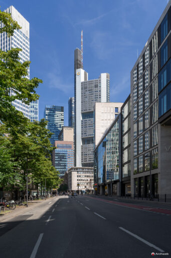 La Commerzbank Tower vista dalla Neue Mainzer Str. di Francoforte; sulla sinistra L'Eurotower - Fotografie © Archweb.com