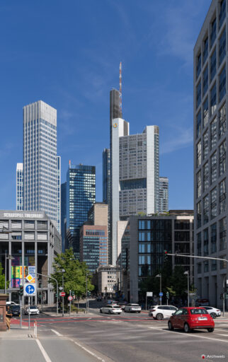 Il centro finanziario di Francoforte visto dalla Neue Mainzer Str. - Fotografie © Archweb.com