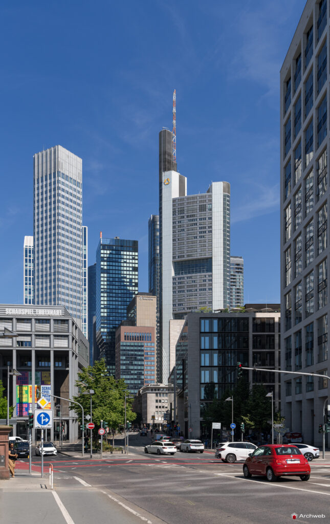 Il centro finanziario di Francoforte visto dalla Neue Mainzer Str. - Fotografie © Archweb.com