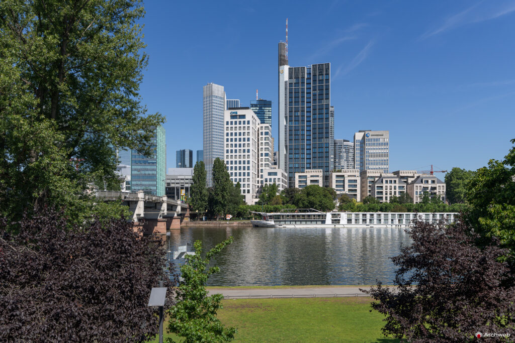 Il centro finanziario di Francoforte visto dalla sponda sud del fiume Meno - Fotografie © Archweb.com