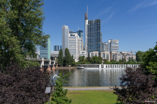 Il centro finanziario di Francoforte visto dalla sponda sud del fiume Meno - Fotografie © Archweb.com