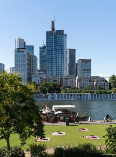Il centro finanziario di Francoforte visto dalla sponda sud del fiume Meno - Fotografie © Archweb.com