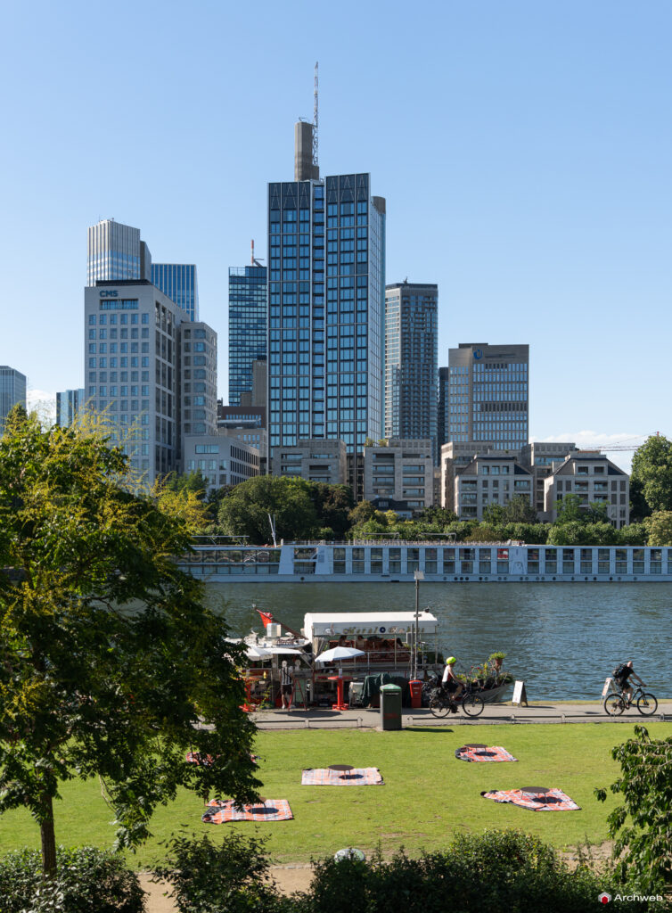 Il centro finanziario di Francoforte visto dalla sponda sud del fiume Meno - Fotografie © Archweb.com