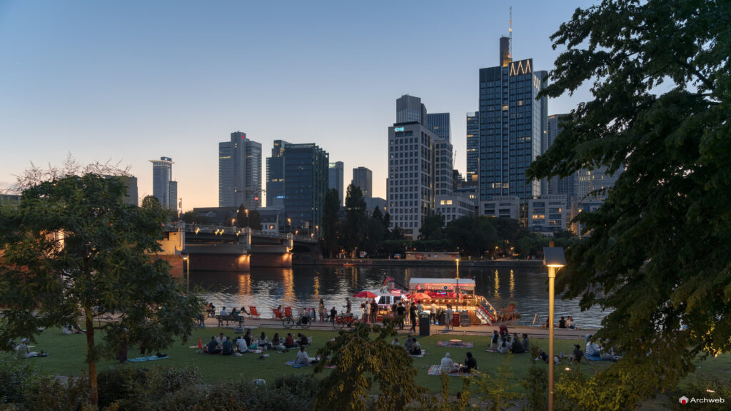 Il centro finanziario di Francoforte visto dalla sponda sud del fiume Meno pocodopo il tramonto - Fotografie © Archweb.com