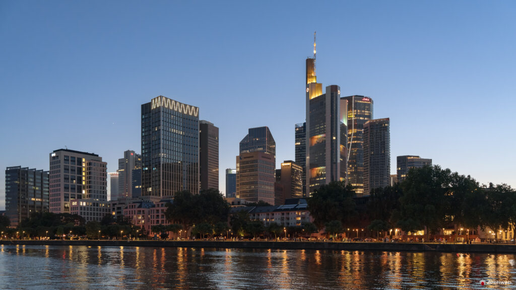 Il centro finanziario di Francoforte visto dalla sponda sud del fiume Meno dopo il tramonto - Fotografie © Archweb.com