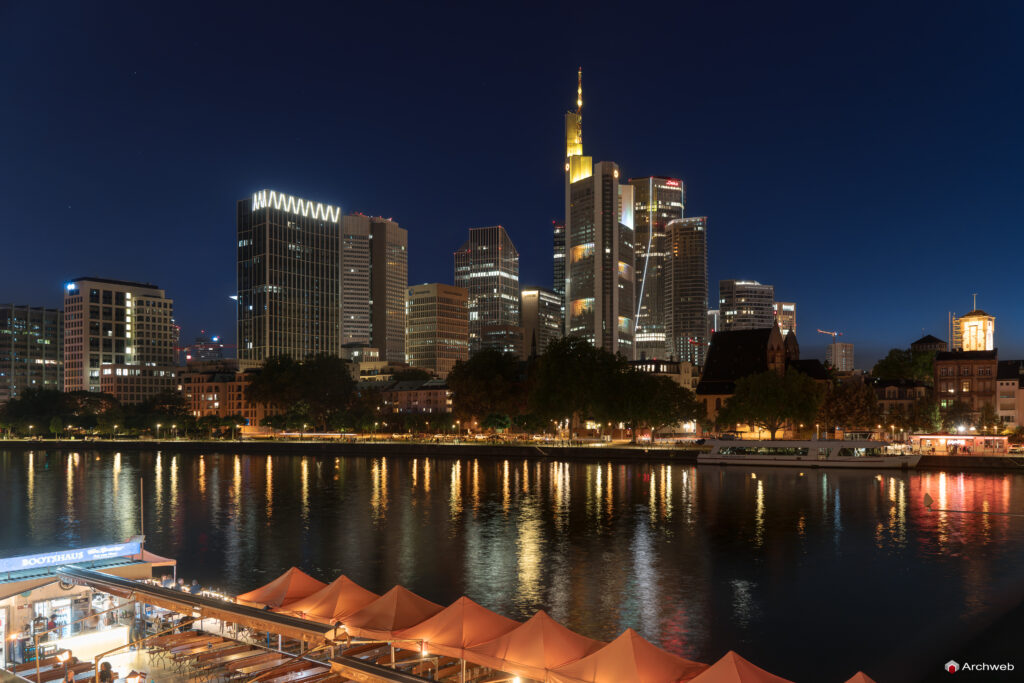 Il centro finanziario di Francoforte visto dalla sponda sud del fiume Meno di notte - Fotografie © Archweb.com