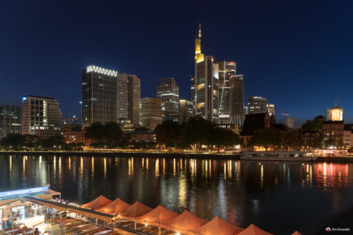 Il centro finanziario di Francoforte visto dalla sponda sud del fiume Meno di notte - Fotografie © Archweb.com