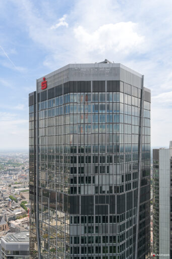 Sommità del grattacielo "Main Tower" nel centro finanziario di Francoforte - Fotografie © Archweb.com
