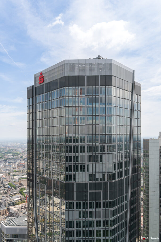 Sommità del grattacielo "Main Tower" nel centro finanziario di Francoforte - Fotografie © Archweb.com