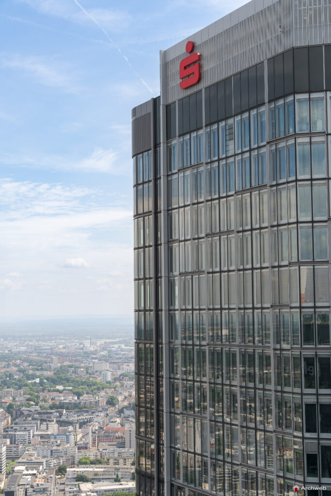 Dettaglio della sommità del grattacielo "Main Tower" nel centro finanziario di Francoforte - Fotografie © Archweb.com