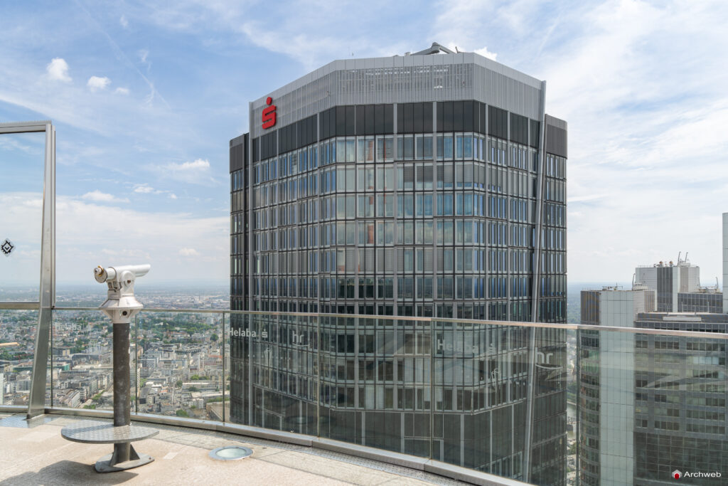 Sommità del grattacielo "Main Tower" nel centro finanziario di Francoforte - Fotografie © Archweb.com