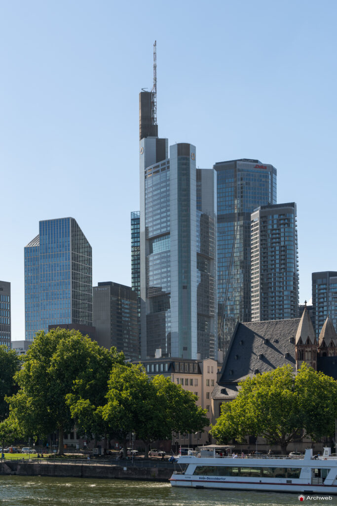 Il centro finanziario di Francoforte visto dalla sponda sud del fiume Meno - Fotografie © Archweb.com
