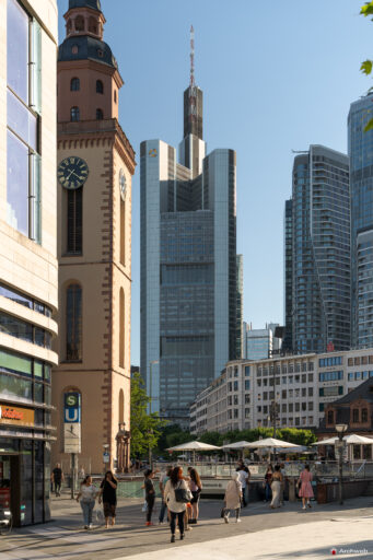Il centro finanziario di Francoforte, con al centro la Commerzbank Tower, visto Zeil, un grande viale pedonale che attraversa il centro storico della città - Fotografie © Archweb.com