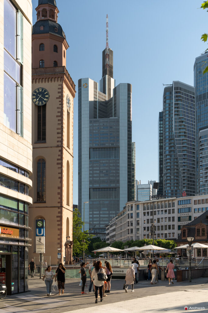 Il centro finanziario di Francoforte, con al centro la Commerzbank Tower, visto Zeil, un grande viale pedonale che attraversa il centro storico della città - Fotografie © Archweb.com