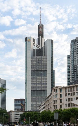 La Commerzbank Tower, vista dallo Zeil, un grande viale pedonale che attraversa il centro storico della città - Fotografie © Archweb.com