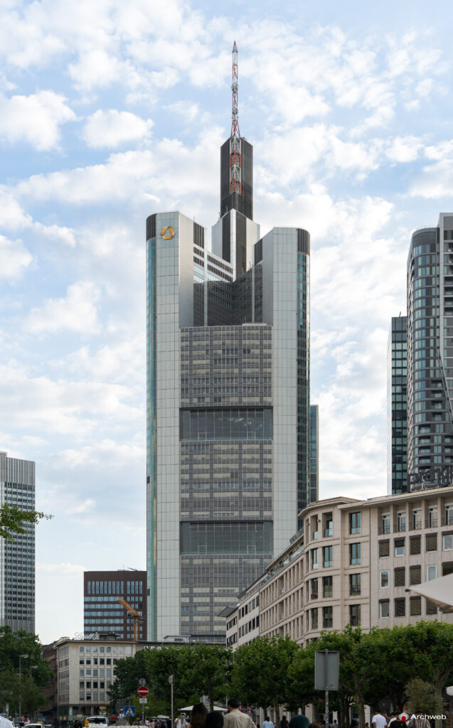 La Commerzbank Tower, vista dallo Zeil, un grande viale pedonale che attraversa il centro storico della città - Fotografie © Archweb.com