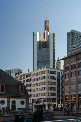 La Commerzbank Tower nel centro finanziario di Francoforte - Fotografie © Archweb.com